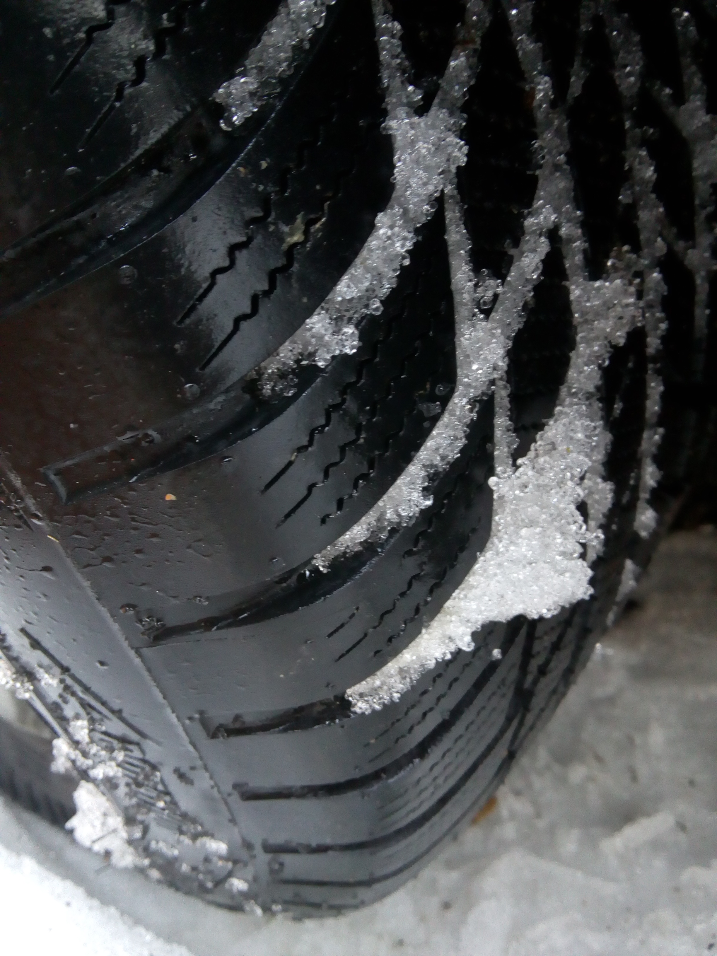 Bridgestone Reifentest DriveGuard Winterreifen auf Glatteis und Schnee 3